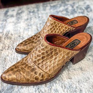 NWOT Salpy Dallas Snakeskin Mule Clogs Tan Size 7